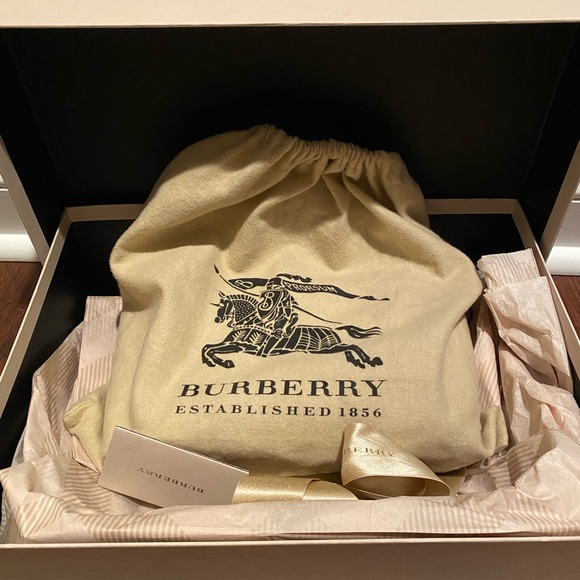 Burberry Leather Embossed Harrogate crossbody bag - Picture 7 of 7